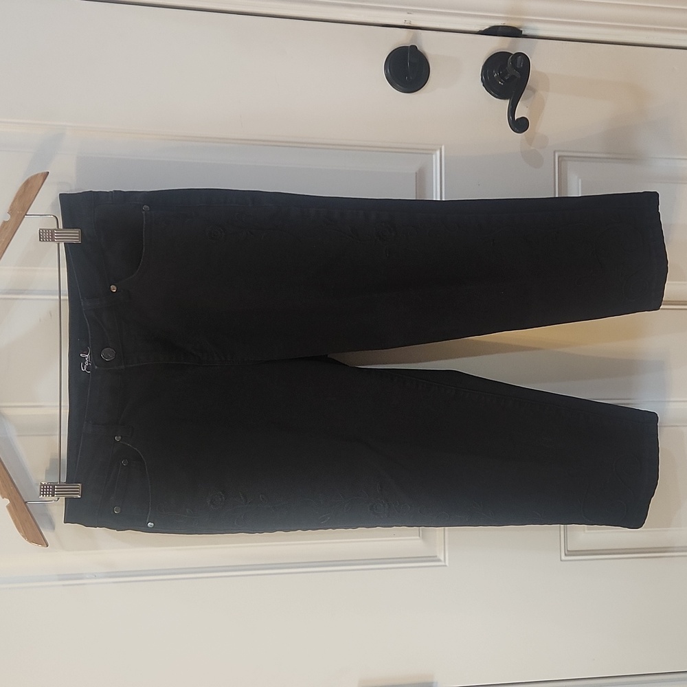 Earl Jeans Black Capris